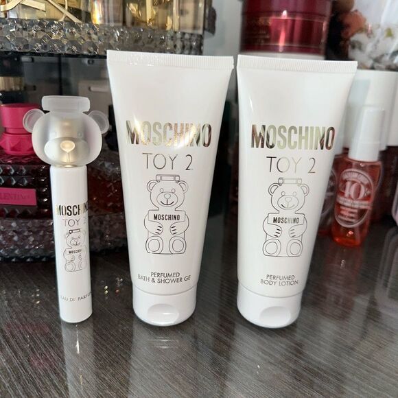 Moschino Limited Edition Holiday Duffel Bag TOY 2 TRAVEL SPRAY LOTION SHOWER GEL - Picture 8 of 9